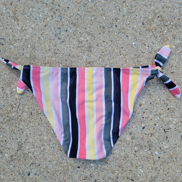 True Craft Stripe Bikini Set - Size Medium (Excellent Condition) - Picture 11 of 14